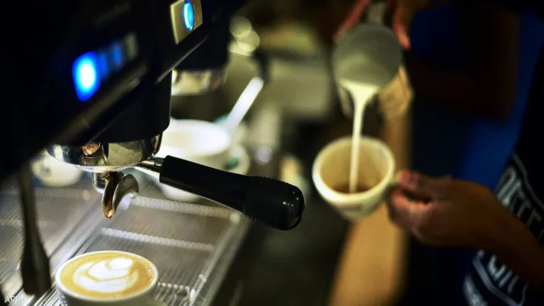 بشرى لمحبي القهوة بالحليب: دراسة تكشف عن فائدة غير متوقَّعة