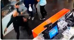 فيديو صادم من لبنان.. مشاجرة بين رجل أمن وزبون داخل متجر تنتهي بإطلاق نار