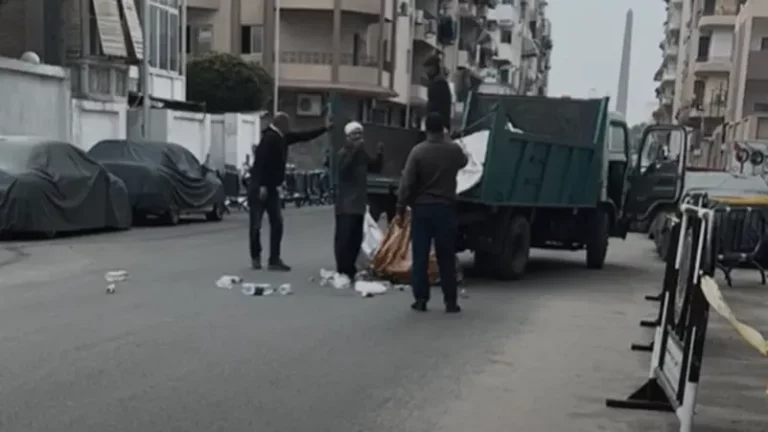 بالفيديو: إهانة عامل نظافة تثير غضب المصريين