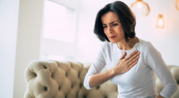 النوبة القلبية.. أعراض شائعة عند النساء تنذر بالخطر مسبقا