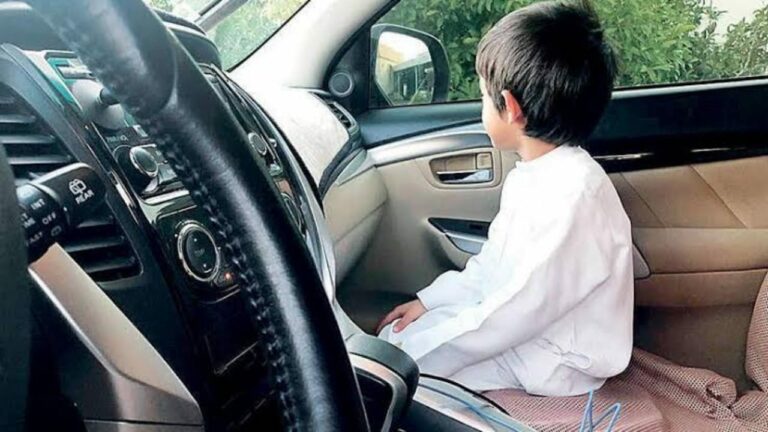 هل وجود طفل في المقعد الأمامي للسيارة مخالفة؟.. المرور يجيب