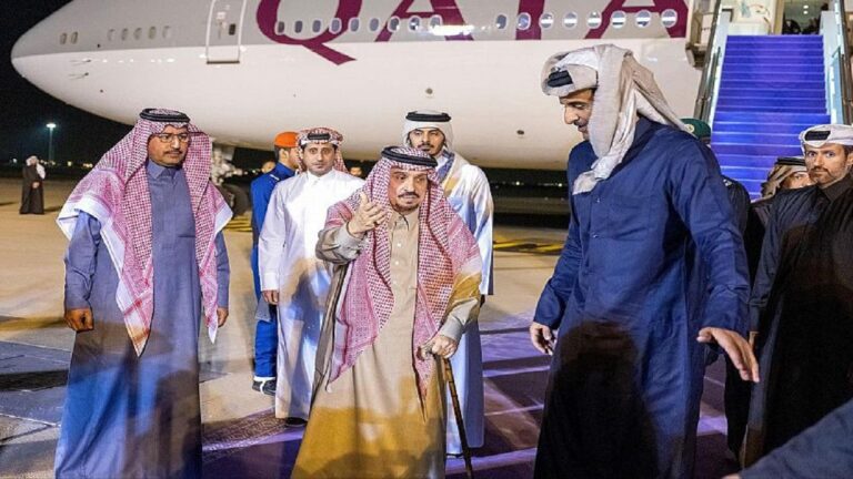 صور.. أمير قطر يصل إلى الرياض