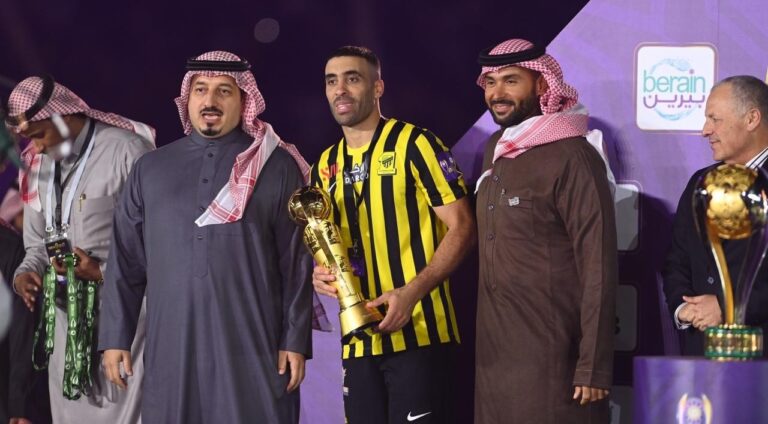 فيديو.. حمدالله يتوج بجائزة أفضل لاعب في نهائي كأس السوبر