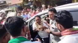 بالفيديو: اغتيال وزير الصحة الهندي وسط حشد من الجماهير.. ومفاجأة بشأن الجاني