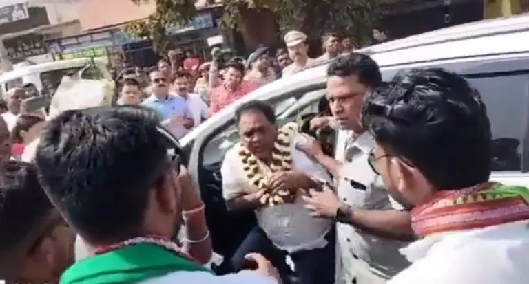 بالفيديو: اغتيال وزير الصحة الهندي وسط حشد من الجماهير.. ومفاجأة بشأن الجاني