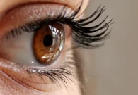 علامة تحذير من مرض.. ماذا يعني ظهور هلال في عينك؟