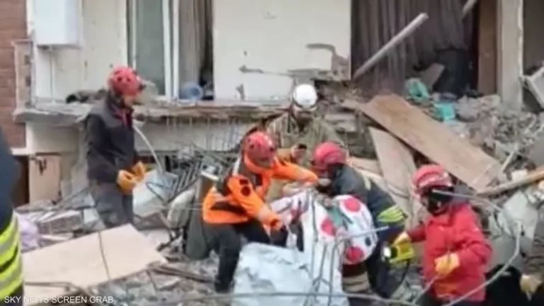 فيديو لـ معجزة.. إنقاذ طفلين بقيا تحت الأنقاض 5 أيام