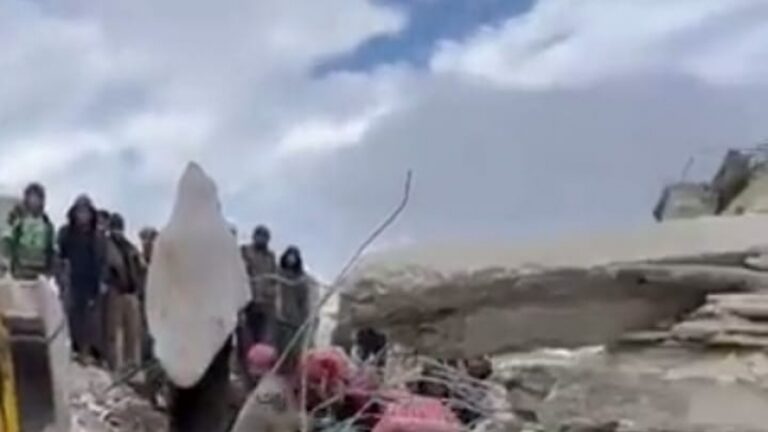 شاهد أم تلد طفلها تحت أنقاض زلزال سوريا وتفارق الحياة.. يخرج الحي من الميت