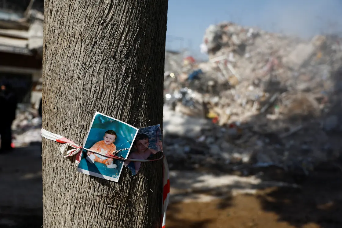 مصيرهما مجهول ووالداهما توفيا.. صورة طفلين تفطر القلب بتركيا