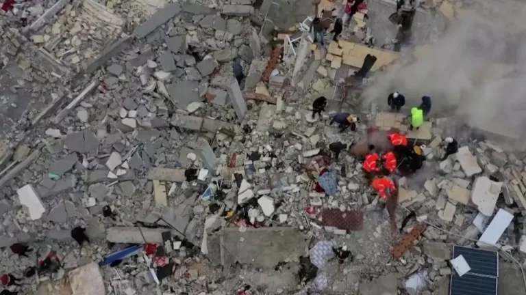 مشاهد تحبس الأنفاس.. إنقاذ عدد من الأطفال من تحت الركام بعد الزلزال