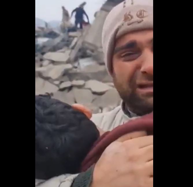 فيديو مؤثر لسوري فقد 12 فردا من عائلته جراء الزلزال