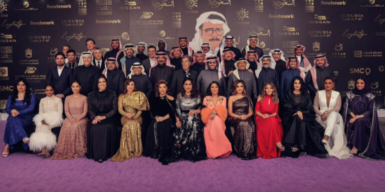 شاهد رئيس هيئة الترفيه تركي آل الشيخ يلتقط صورا تذكارية مع كوكبة الفنانين المشاركين في ليلة صوت الأرض