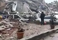 فيديو مؤثر.. رجل يبكي بحرقة بعد أن فقد زوجته وأولاده في الزلزال