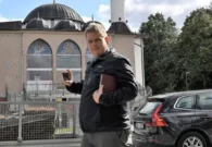 بالفيديو: العنصري حارق المصحف يعود خائبًا للدنمارك.. وهكذا استقبله مسلمو كوبنهاجن