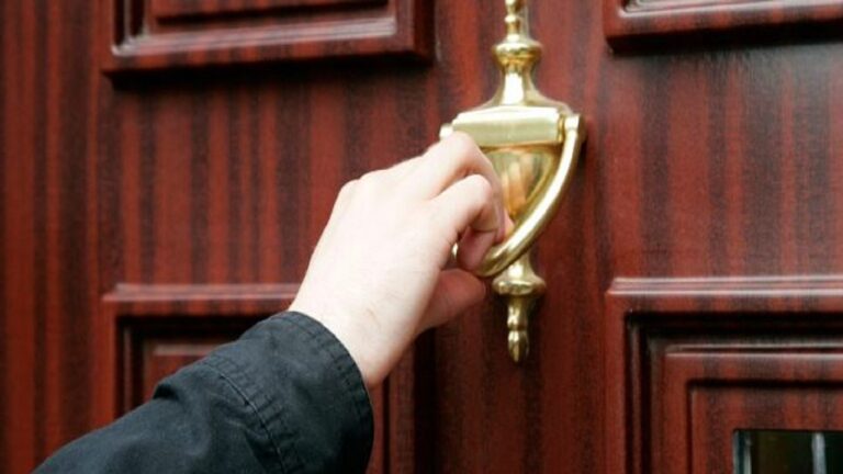 بالفيديو: حكم دخول الأم بيت ابنها وزوجته دون استئذان