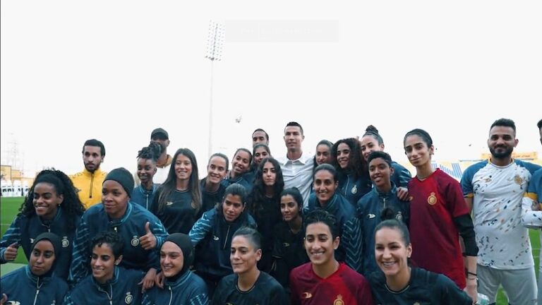 شاهد رونالدو يلتقي بلاعبات النصر