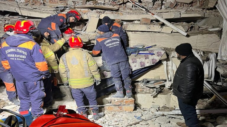 فيديو.. انتشال فتاة بعد أكثر من 200 ساعة تحت الأنقاض
