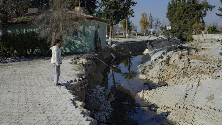 بالصور: بلدة تركية قسمها الزلزال إلى قسمين وقلب شوارعها