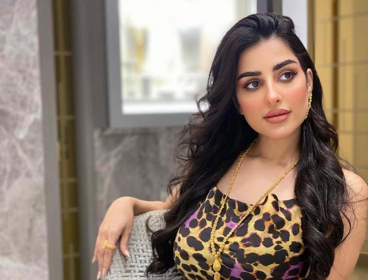 بالفيديو: المهرة البحرينية تثير الجدل بطريقة سكب واحتساء مشروب