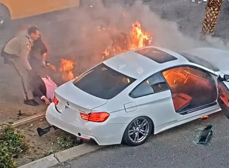 في ذات الثانية.. مشهد درامي وثقته كاميرا لإنقاذ رجل اشتعلت النيران بسيارته