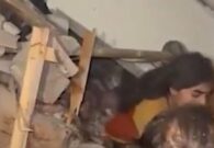 شاهد لحظات مؤثرة تظهر إنقاذ ناجين من تحت الأنقاض في تركيا وسوريا بعد الزلزال