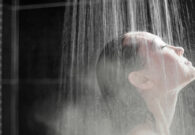الاستحمام بالماء الساخن لمدة طويلة.. تحذير من الصحة وهذا هو السبب