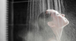 الاستحمام بالماء الساخن لمدة طويلة.. تحذير من الصحة وهذا هو السبب