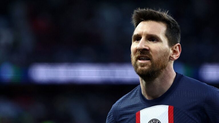 ميسي يبدي استعداده لخفض راتبه من أجل برشلونة