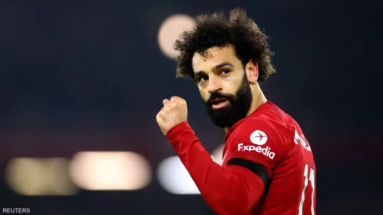 في يوم الأم.. صلاح ينشر صورة له مع والدته