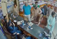 شاهد كيف انتهت مواجهة مسلحة بين ملاك محل ولصوص في باكستان