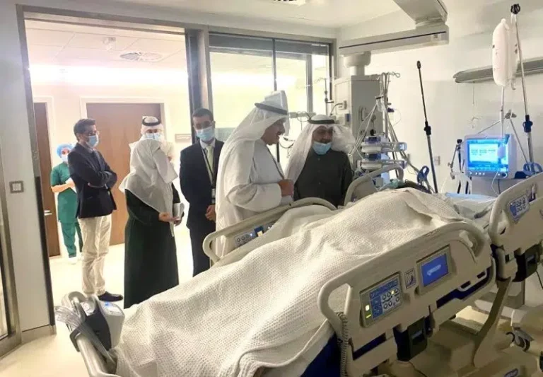 وزير الصحة الكويتي يزور عائلة سعودية تعرضت لحادث على طريق السالمي ‏
