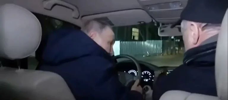 بعد أشهر من ضمّها لروسيا.. شاهد بوتين يقود سيارة في مدينة ماريوبول
