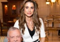 شاهد.. الملكة رانيا تسحر العيون بإطلالة أنيقة في إفطار العائلة الهاشمية
