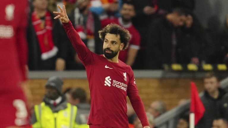 شاهد آثار الحجامة على ظهر محمد صلاح تلفت الأنظار