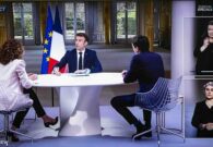 تحت الطاولة.. شاهد حركة لماكرون خلال لقاء تلفزيوني تثير جدلا واسعا في فرنسا