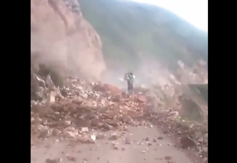 فيديو مروع.. أصرّت على تصوير انهيار صخري حتى وقعت الكارثة!