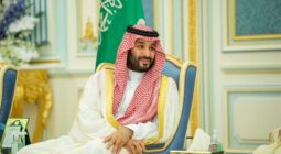 يتقدمهم مفتي المملكة.. شاهد ولي العهد يستقبل المهنئين بشهر رمضان في قصر اليمامة