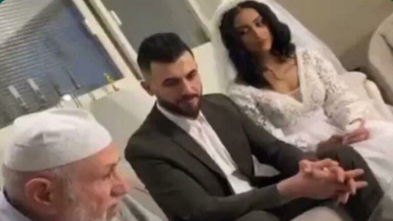 بالفيديو: شاب يتزوج كويتية مقدمًا كيلو ذهب مقدم عقد الجواز ومليار دينار