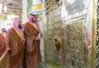 بالصور والفيديو: ولي العهد‬⁩ يؤدي الصلاة في ⁧‫المسجد النبوي‬⁩ ويتشرف بالسلام على الرسول وعلى صاحبيه