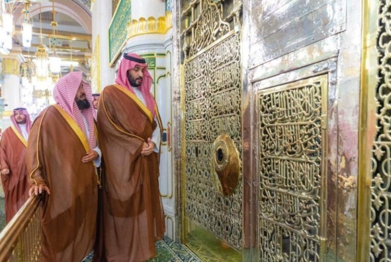 بالصور والفيديو: ولي العهد‬⁩ يؤدي الصلاة في ⁧‫المسجد النبوي‬⁩ ويتشرف بالسلام على الرسول وعلى صاحبيه