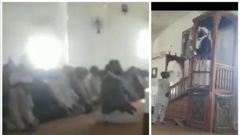 مشهد يثير الدهشة والاستغراب.. خطبة وصلاة في وقت واحد داخل أحد مساجد ليبيا