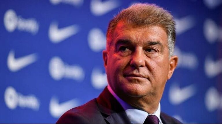 شاهد .. كيف رد رئيس برشلونة على مشجع قال له توقف عن شراء الحكام