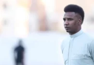 بالفيديو: محمد نور يهاجم مشجعين حضروا لقاء الاتحاد والشباب