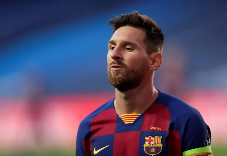 ميسي يثير الجدل بشأن عودته إلى برشلونة