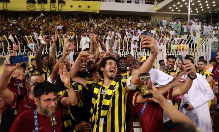 شاهد حجازي ينقذ جماهير الاتحاد بردة فعل سريعة بعد تدافعهم وسقوط سور الحماية