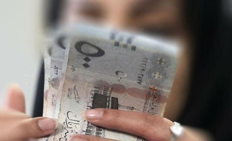 هل تسجيل الزوجة بالتأمينات يؤثر على مبلغ دعم الزوج؟.. حساب المواطن يوضح