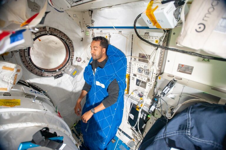 رائد الفضاء السعودي علي القرني يُشارك صورة لغرفة نومه في المحطة الفضائية الدولية
