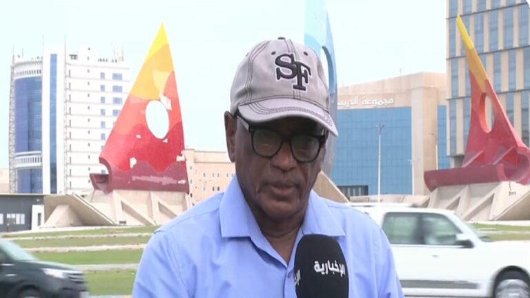 مقيم سوداني يذرف الدموع: كل السعوديين يسألوني عن السودان وأهلها -فيديو