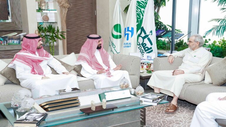 صور.. الأمير الوليد بن طلال يقدم 3 مليون ريال مكافأة للاتحاد