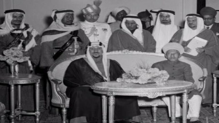 صورة نادرة للملك سعود مع حاكم ولاية حيدر في الهند